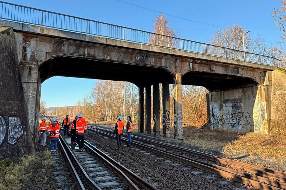 Die Bröckel-Brücke "Kummersberg" ist das neue Sorgenkind in Ostsachsen. Am Freitag machten sich Vertreter der Stadt Zittau und der DB InfraGO ein Bild vom Zustand.