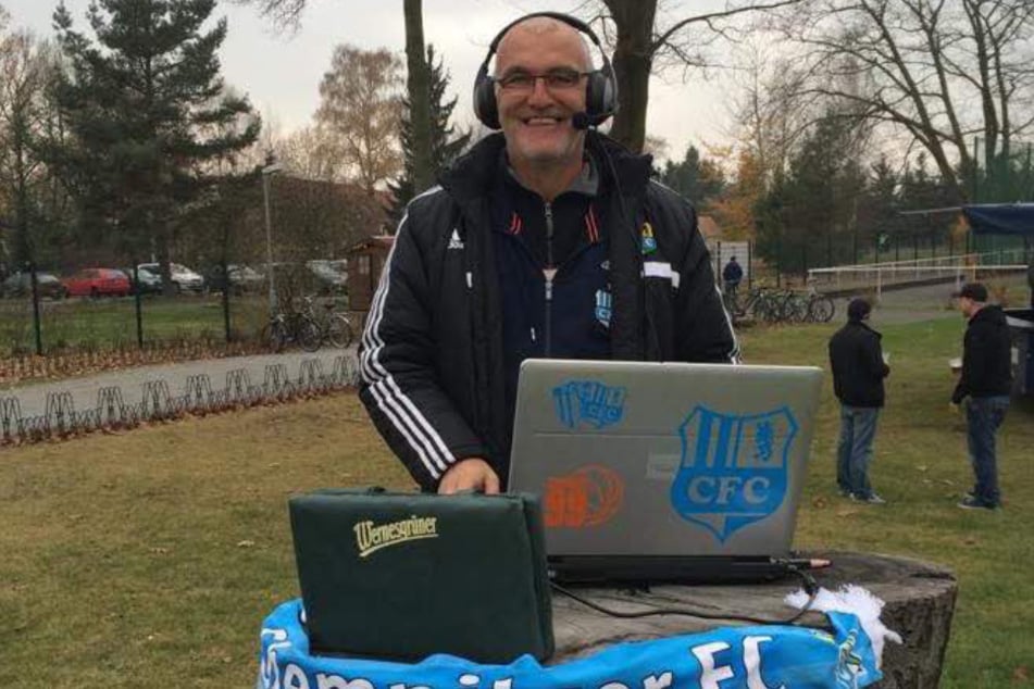 Wenn das Leben dir einen Baumstumpf schenkt, mach' einen Reporterplatz daraus: Jens Oppermann (†63) zeigte für den Club immer vollen Einsatz.