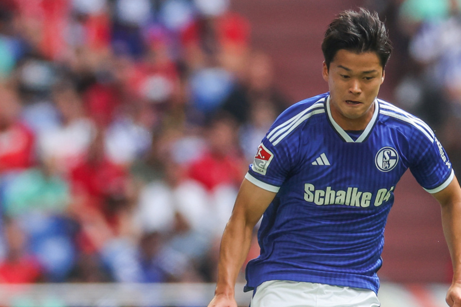 Beim Testspiel gegen Twente Enschede in der vergangenen Woche stand noch "Schalke 04" auf dem Trikot von Schalkes Soichiro Kozuki (22).