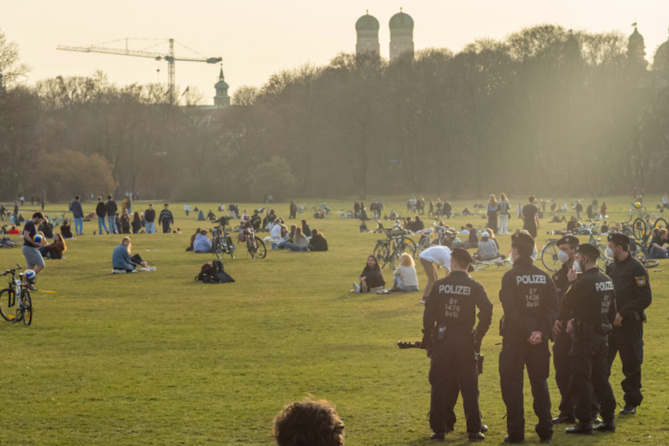 München 19 Polizisten verletzt Wütender Mob greift