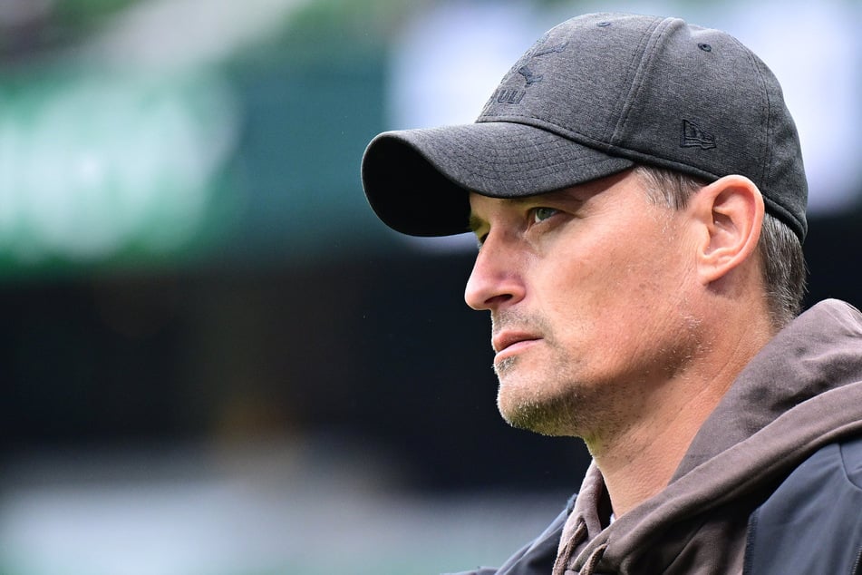 Auf St. Paulis Trainer Alexander Blessin (52) wartet viel Arbeit.