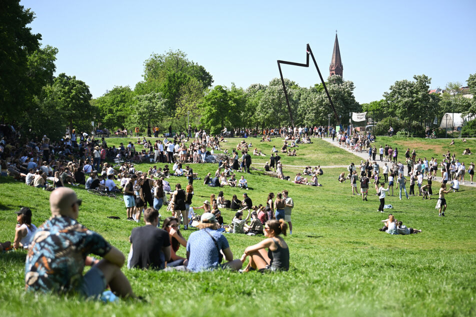 Menschen genießen das sonnige Wetter im Görlitzer Park in Berlin.