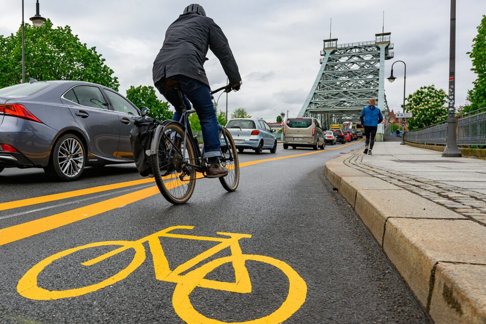 Eine Fahrspur für Radler: Die hohen Kosten für den Verkehrsversuch sorgen für Diskussionen.