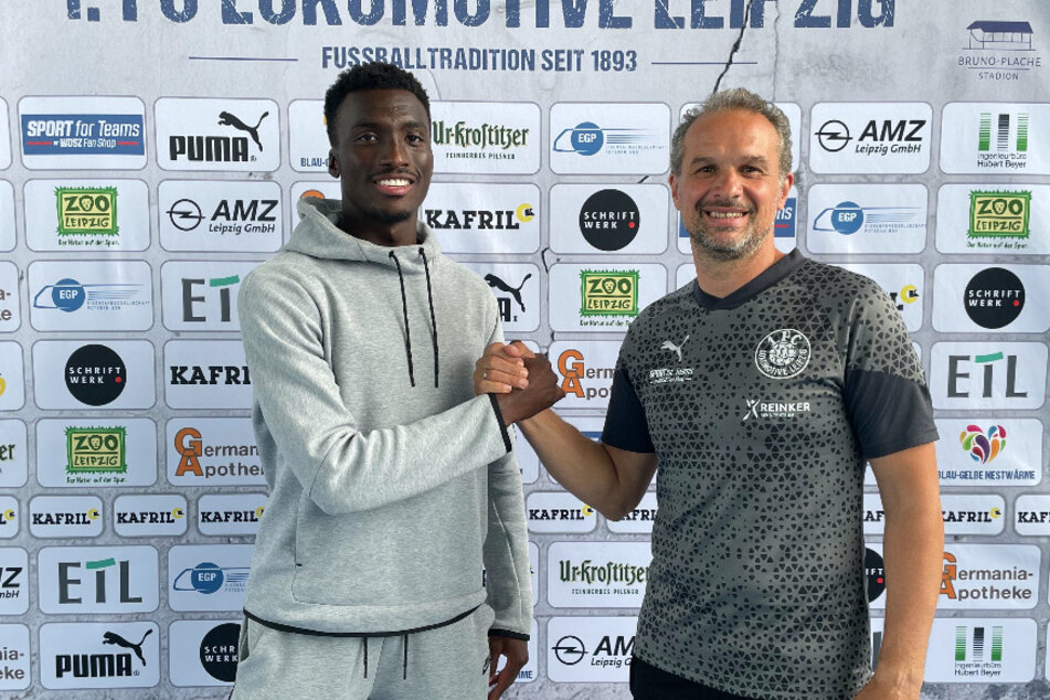 Abou Ballo (25, l.) verstärkt ab sofort die Verteidigung des 1. FC Lokomotive Leipzig. Trainer Almedin Civa (51) zeigte sich glücklich.