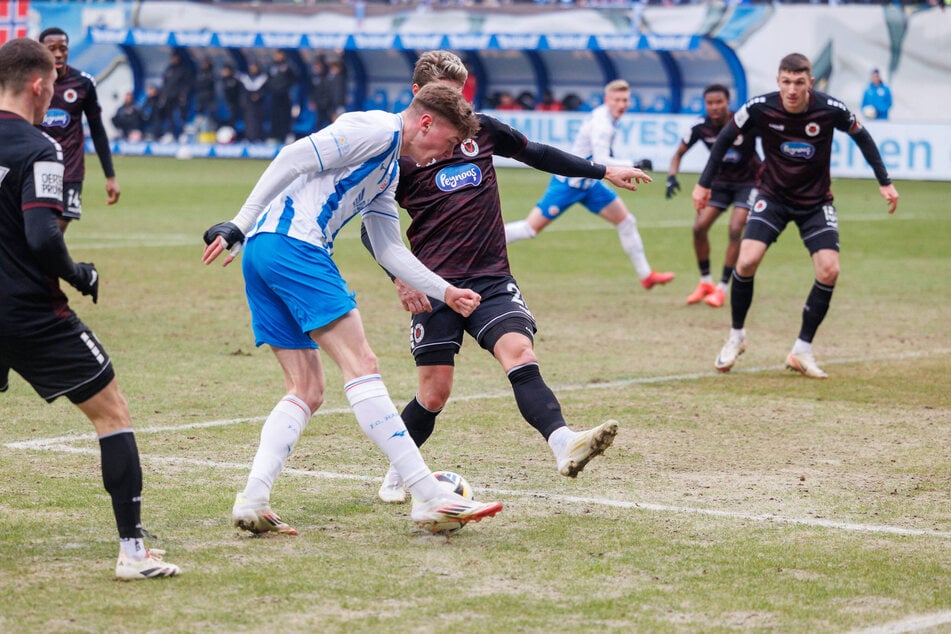 Der Rasen im Ostseestadion glich am Sonntag einem Acker, mehrere Spieler rutschten im Laufe der Partie weg.