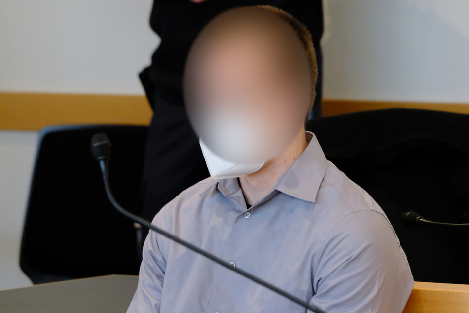 Ein 24 Jahre alter Angeklagter sitzt kurz vor der Urteilsverkündung im Schwurgerichtssaal des Landgerichts Augsburg.