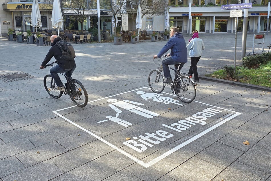 Das Piktogramm am Jorge-Gomondai-Platz, just zu Beginn der Hauptstraße.
