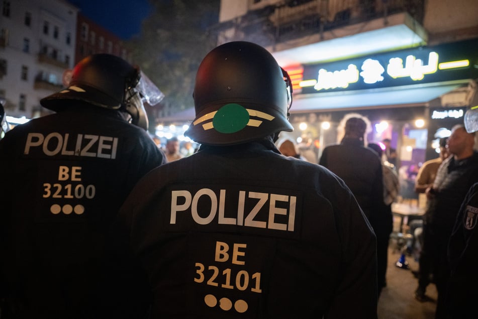 Einzelne Personengruppen in der Sonnenallee in Berlin-Neukölln wurden von der Polizei aufgelöst.
