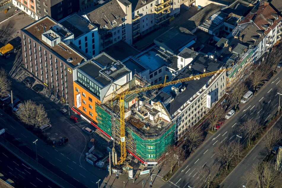 Im Hotel Esplanade in Dortmund (hier noch mit Bauzaun) trafen mehrere Grünen-Politiker auf einen aggressiven BVB-Fan.