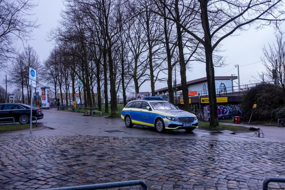 Die Polizei untersuchte am Montagmittag einen möglichen Tatort in Hamburg-Veddel.
