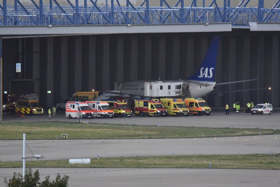 Die Rettungswagen haben sich hinter dem Flieger aufgereiht. Die Ukrainer werden mit einem "Medical Highloader"-Hubwagen aus der Maschine geholt.
