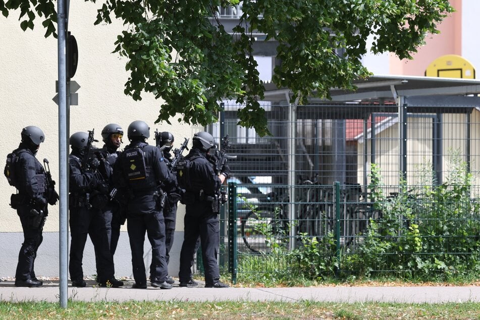 Schwerbewaffnete Polizisten stehen am Welfen-Gymnasium.