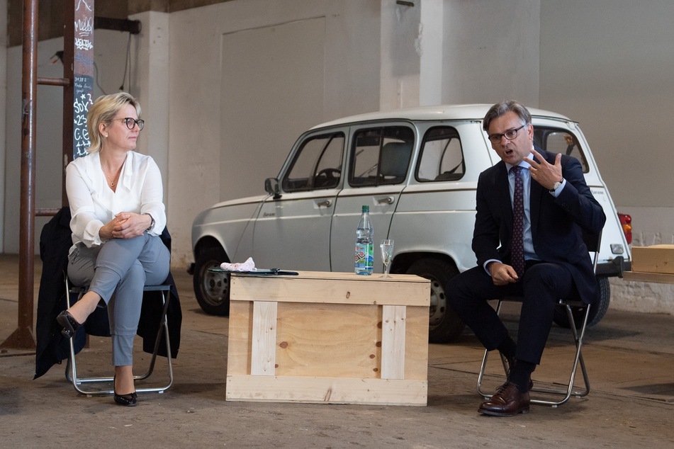 Barbara Klepsch (CDU), Ministerin für Kultur und Tourismus in Sachsen, und Manuel Frey, Direktor Kulturstiftung des Freistaates Sachsen, sitzen während einer Pressekonferenz in der Galerie "GEH8" nebeneinander.