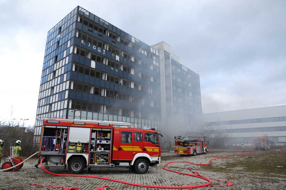 Das Gebäude stand zum Glück leer, sodass es durch den Brand offenbar keine Verletzten gab.