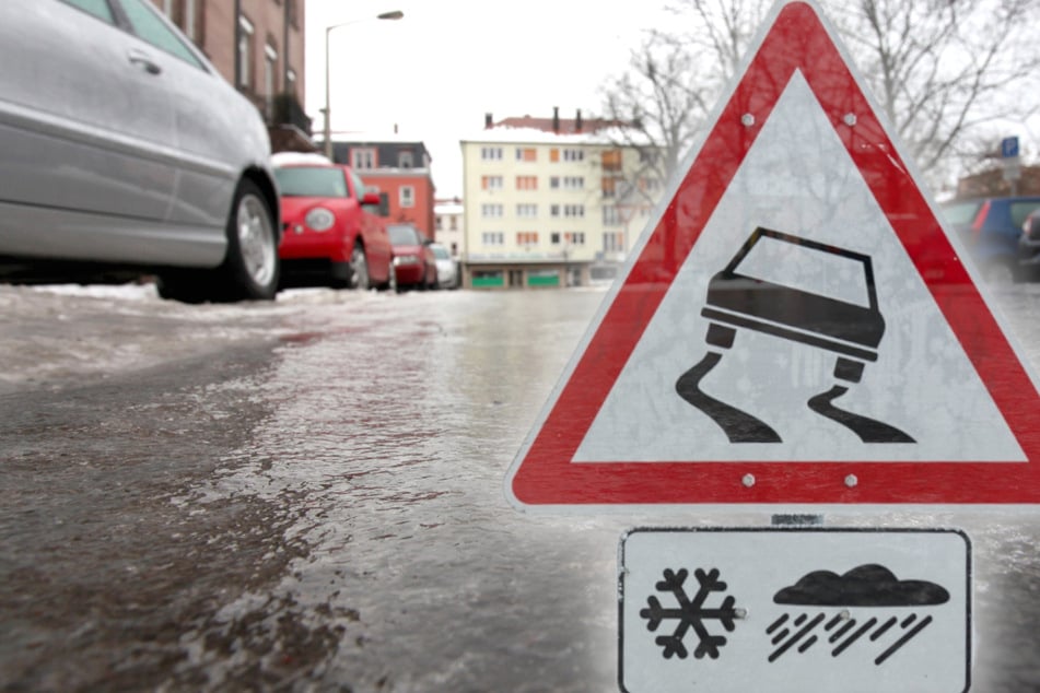 In den nächsten Tagen droht vielerorts Glatteis auf Deutschlands Straßen.
