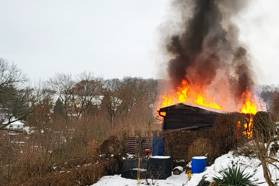 Dunkle Rauchwolke über Zwickau: Gartenlaube steht in Flammen