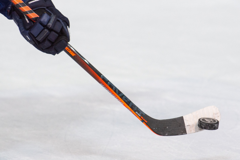 Ein Coronavirus-Ausbruch beim Eishockeyteam Blue Devils treibt die Infektionszahlen in Weiden in Bayern nach oben. (Symbolbild)