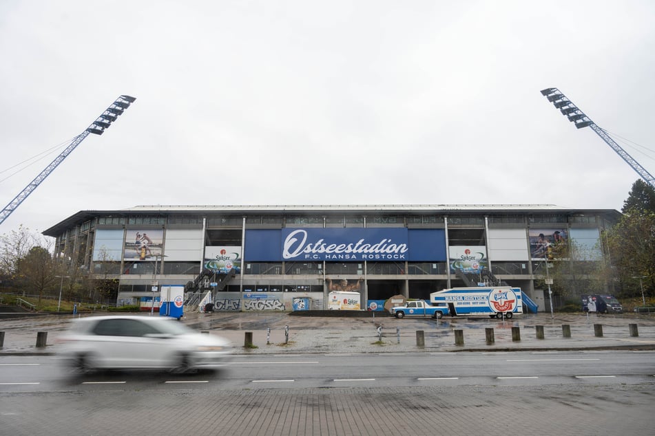 Ein Feuerwerkskörper brannte durchs Dach des Ostseestadions und verletzte vier Menschen.