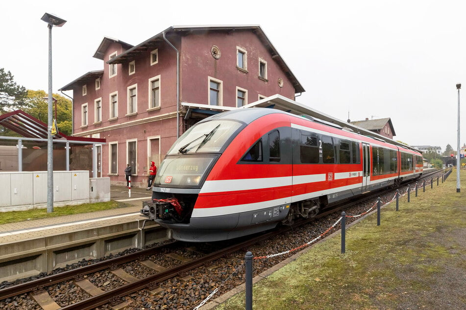 Mit den roten Zügen der Deutschen Bahn geht es aktuell nicht mehr bis nach Kamenz. Sie enden bereits in Radeberg.