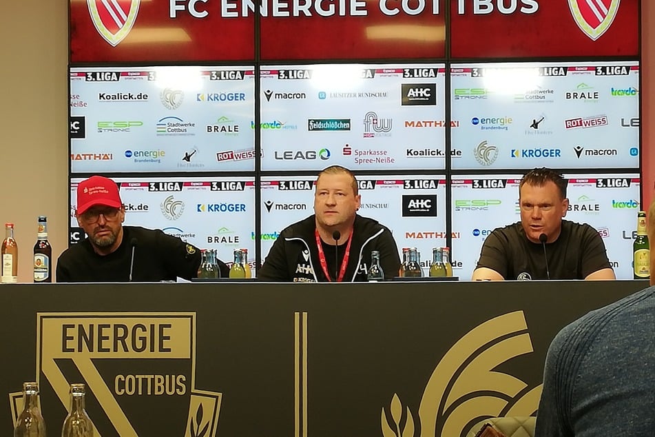 Auch auf der Pressekonferenz nach dem Spiel gab sich Energies Trainer (l.) überaus einsilbig.