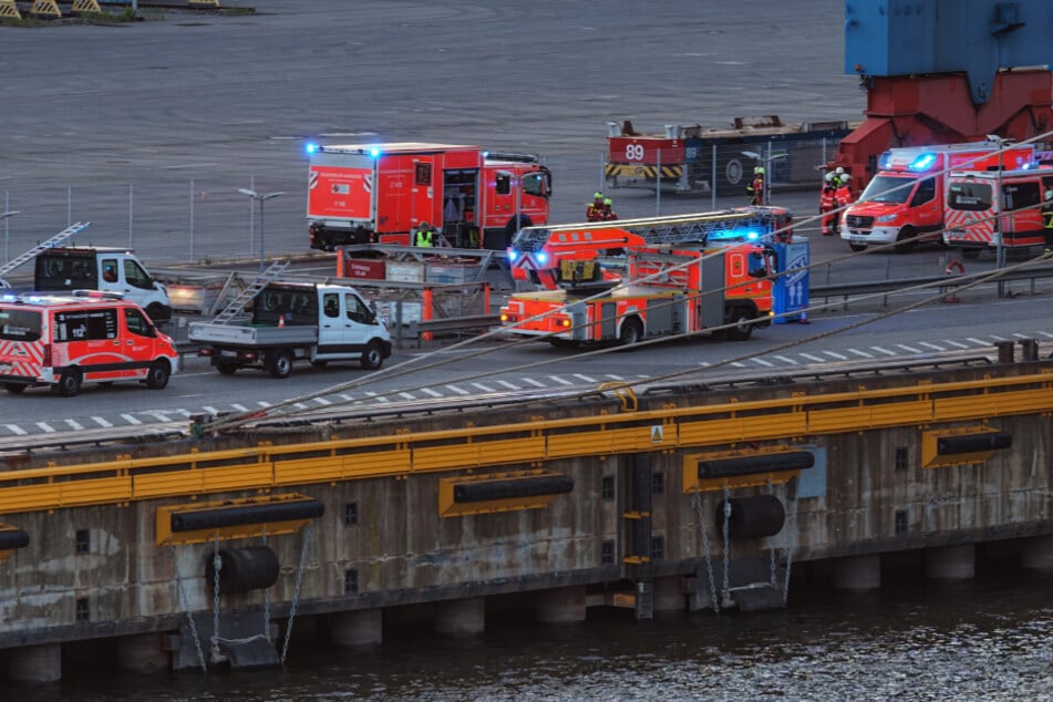 Krankenhaus! Mann stürzt auf Containerschiff mehrere Meter in die Tiefe