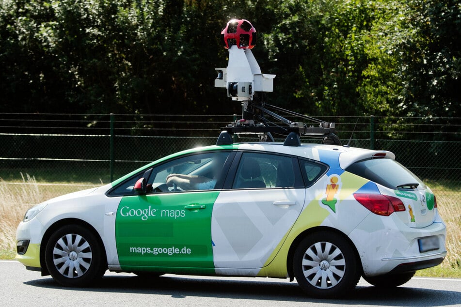 Ein Fahrzeug von Google Maps: Eigentlich ist es alles andere als einfach, bei Maps die Umbenennung von Institutionen wie Schulen umzusetzen.