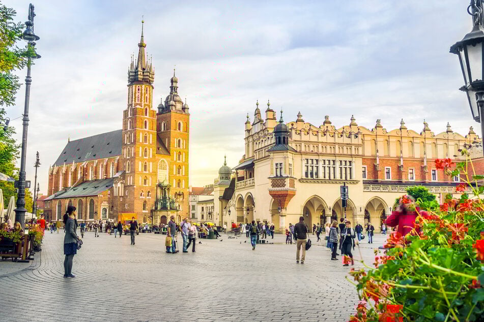 Der Hauptmarkt in Krakau ist der größte mittelalterliche Marktplatz in ganz Europa. Hier reiht sich eine Sehenswürdigkeit an die nächste.