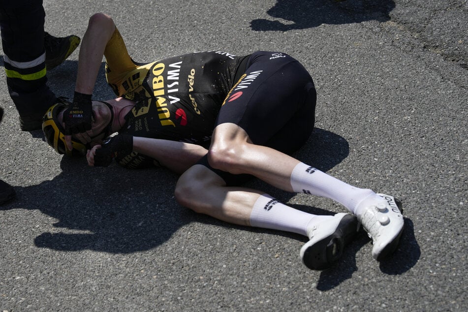 Nathan van Hooydonck (27, Jumbo-Visma/Belgien) hatte sich sichtlich wehgetan auf dem heißen Asphalt.