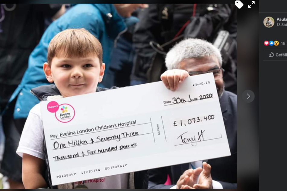 Stolz hält der kleine Supermann den schweren Scheck über umgrechnet knapp 1,1 Millionen Euro in den Händen.