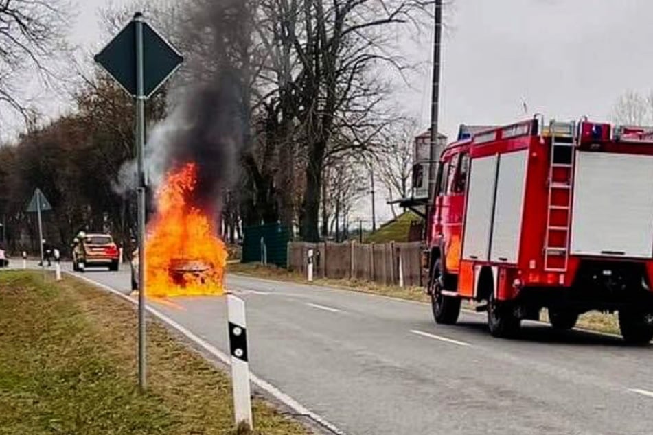 Feuer-Alarm auf der Hohensteiner Straße in Limbach-Oberfrohna am Dienstag: Ein Auto stand in Flammen.