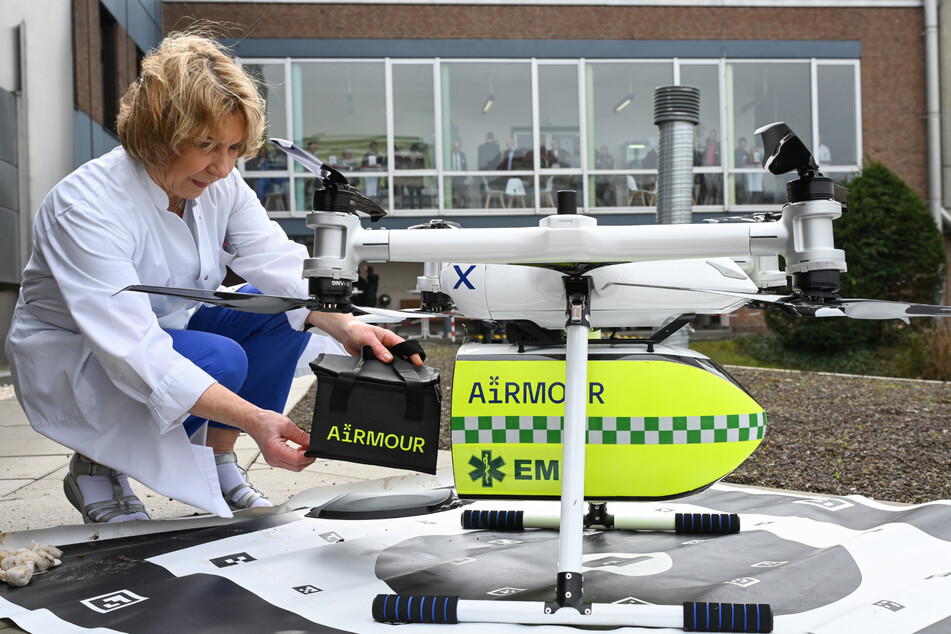 Laborleiterin Edith Danner entnimmt hier einer unbemannten Drohne, die zu Demonstrationszwecken auf dem Gelände der Pathologie am Klinikum Kassel gelandet ist, ihre Fracht.