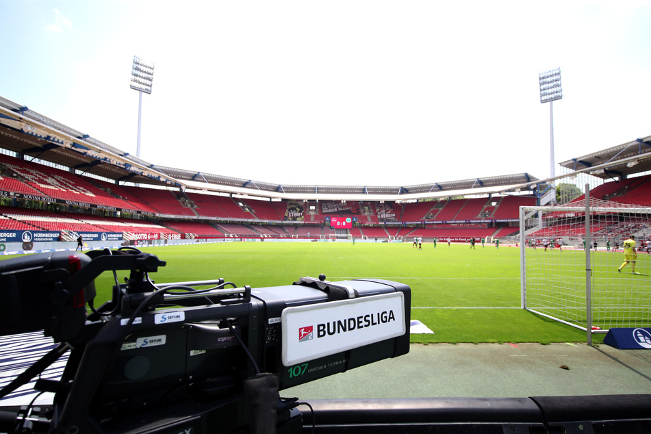Eine Kamera steht im Nürnberger Stadion. Die Vereine können in diesem Jahr in zwei Phasen nach Spielern Ausschau halten.