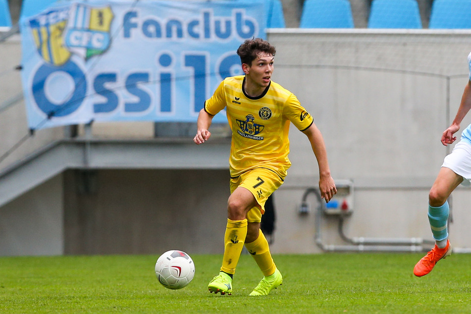 Yannic Voigt (18), hier im Auerbach-Trikot gegen den Chemnitzer FC, spielt künftig für den FSV Zwickau.