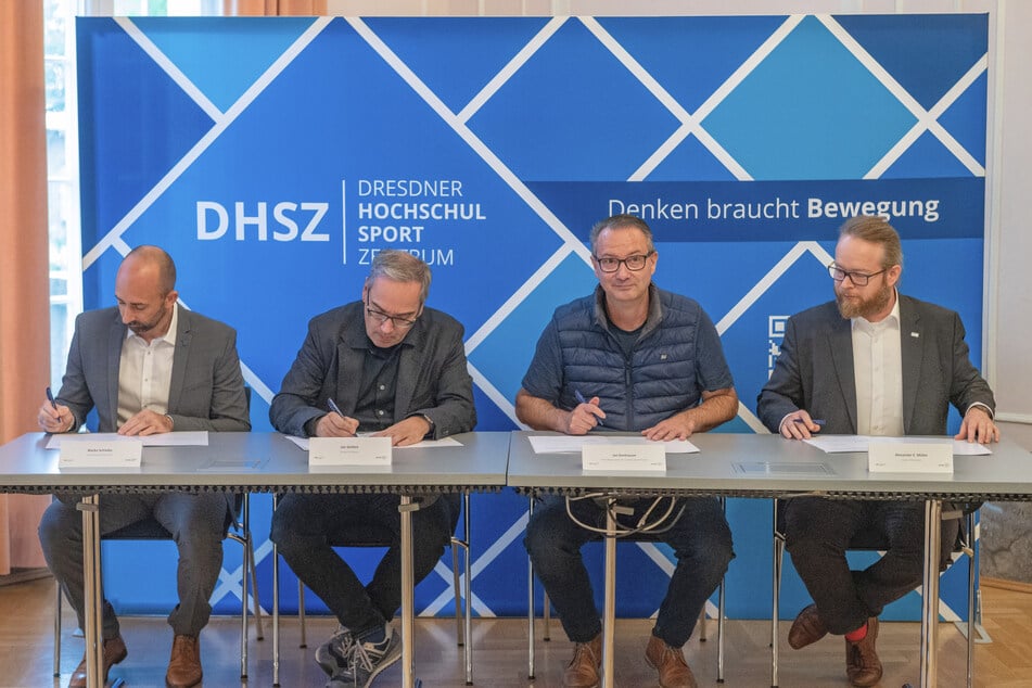 Am gestrigen Donnerstag unterzeichneten DHSZ-Chef Marko Schimke (45), TU-Kanzler Jan Gerken, Sportbürgermeister Jan Donhauser (54, CDU) und HTW-Kanzler Alexander Müller (v.l.n.r.) die Vereinbarung.