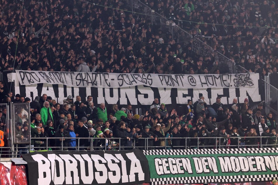 Fans von Borussia Mönchengladbach beschwerten sich, weil RB Leipzig angeblich zu wenig Toilettenpapier ausgelegt hatte.