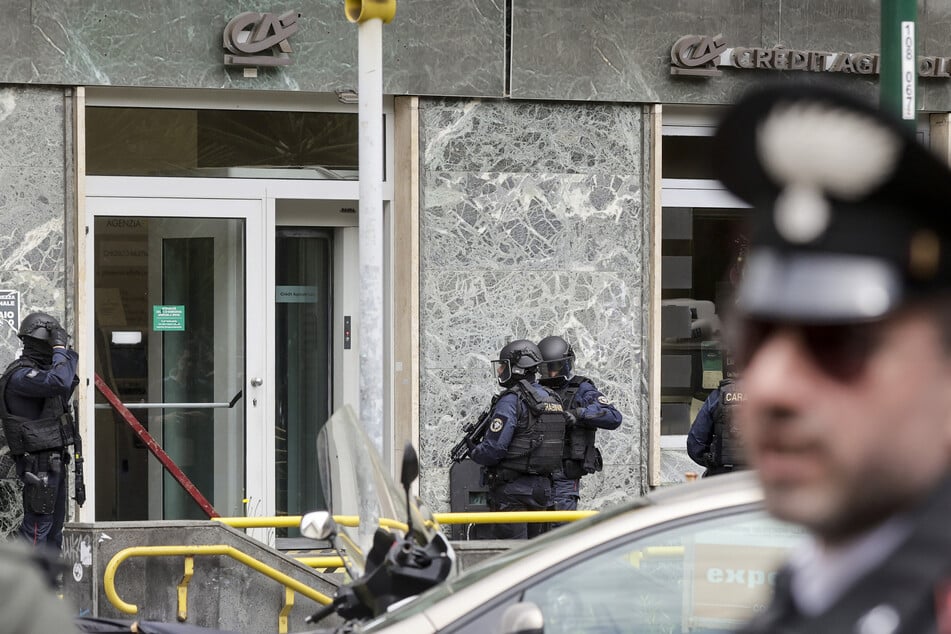 Mehrere Räuber waren in eine Bankfiliale eingedrungen und haben 25 Menschen als Geiseln genommen.