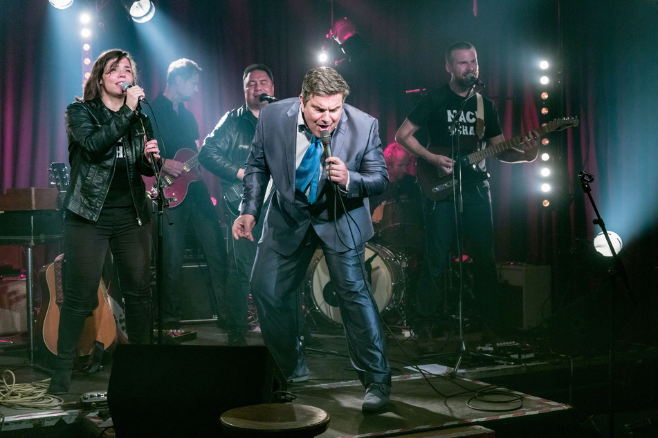 Der Sänger, Gitarrist und Entertainer Bernd Begemann (vorn) spielt mit Stefanie Hempel und Band auf der Jubiläumsshow zum 60. Jahrestag des ersten Auftritts der Beatles im Hamburger Club Indra.