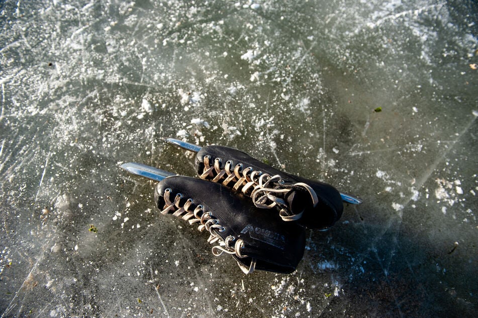 Was gestern noch sicher war, ist heute tückisch: Steigende Temperaturen lassen Berlins Eisflächen gefährlich dünn werden. Eltern sollten besonders aufmerksam sein.