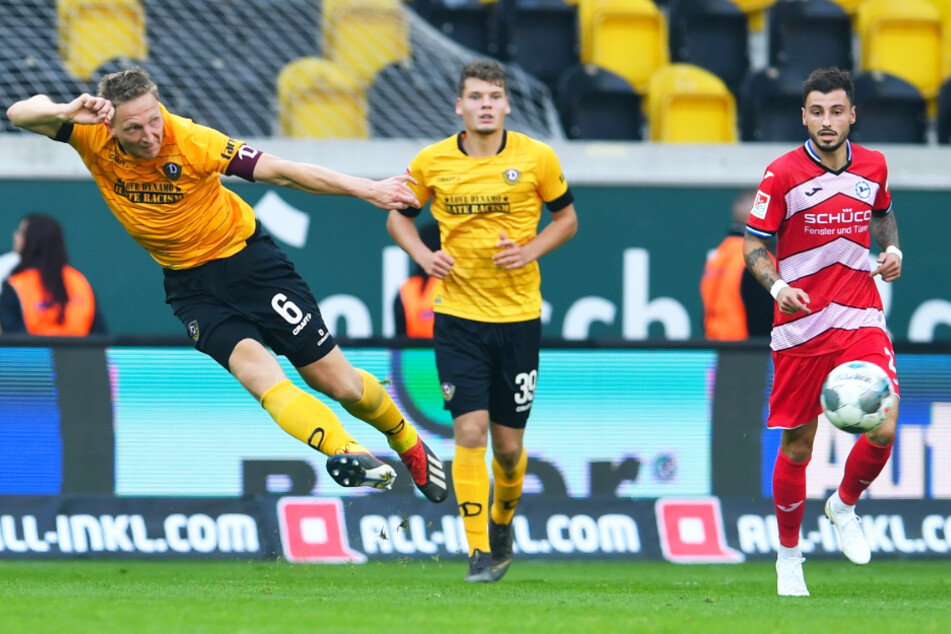 Hinspiel Dresden gegen Bielefeld: Marco Hartmann (l.) spielt den Ball, Teamkollege Kevin Ehlers (M.) und Bielefelds Jonathan Clauss (r.) verfolgen die Aktion. Die Partie gewann die Arminia mit 1:0.