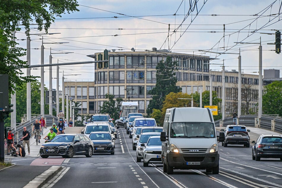 Blechlawinen, die sich über den heißen Asphalt schieben, bleiben ein gewohntes Bild in Dresden.