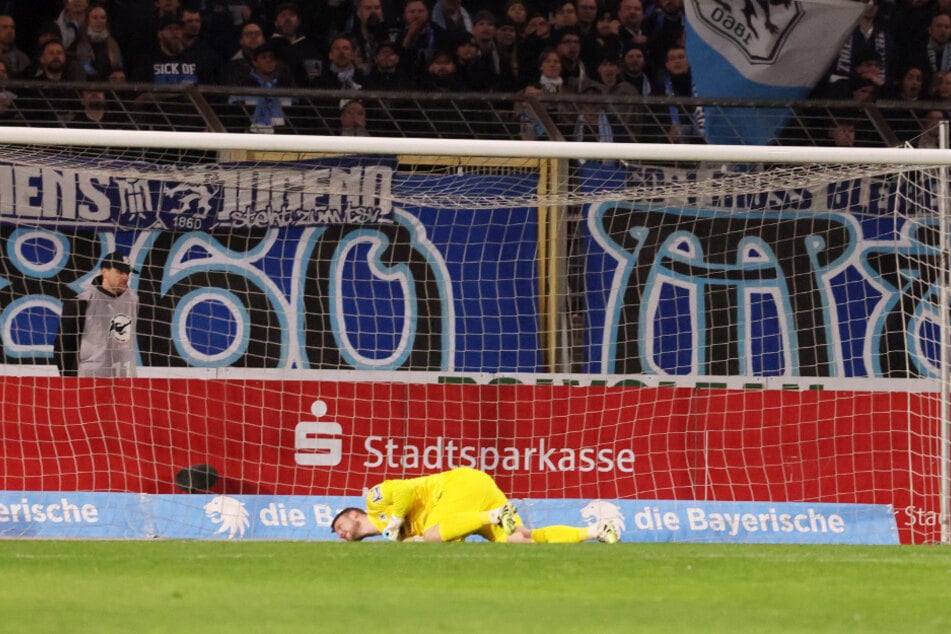Löwen-Keeper Dähne liegt am Boden, Aue markiert in der 12. Minute den Ausgleich.
