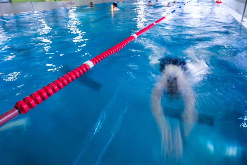 Mängel im Dach! Hauptbecken der Elbeschwimmhalle muss dicht gemacht werden