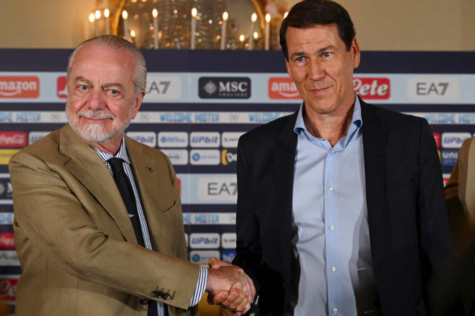 Aurelio De Laurentiis (74, l.) stellt Rudi Garcia (59) als neuen Trainer in Neapel vor. Der SSC-Präsident ist bei Transfers als harter Verhandlungspartner bekannt.