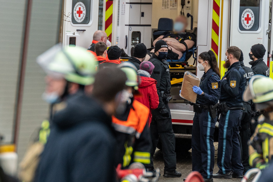 Der Verdächtige wurde widerstandslos festgenommen. Er hatte sich bei dem Zugriff der Beamten leicht verletzt.