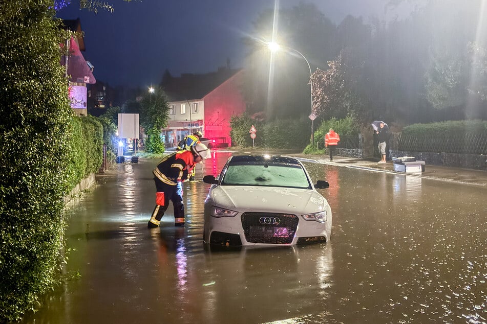 Am Dienstagabend und in der Nacht regnete es im Landkreis Harburg heftig. Die Feuerwehr war im Dauereinsatz.