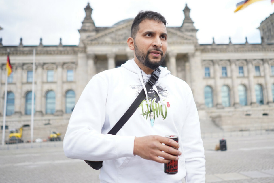 Attila Hildmann (39) steht im Mai 2020 vor dem Reichstag, wo er zu einer Kundgebung aufgerufen hatte.