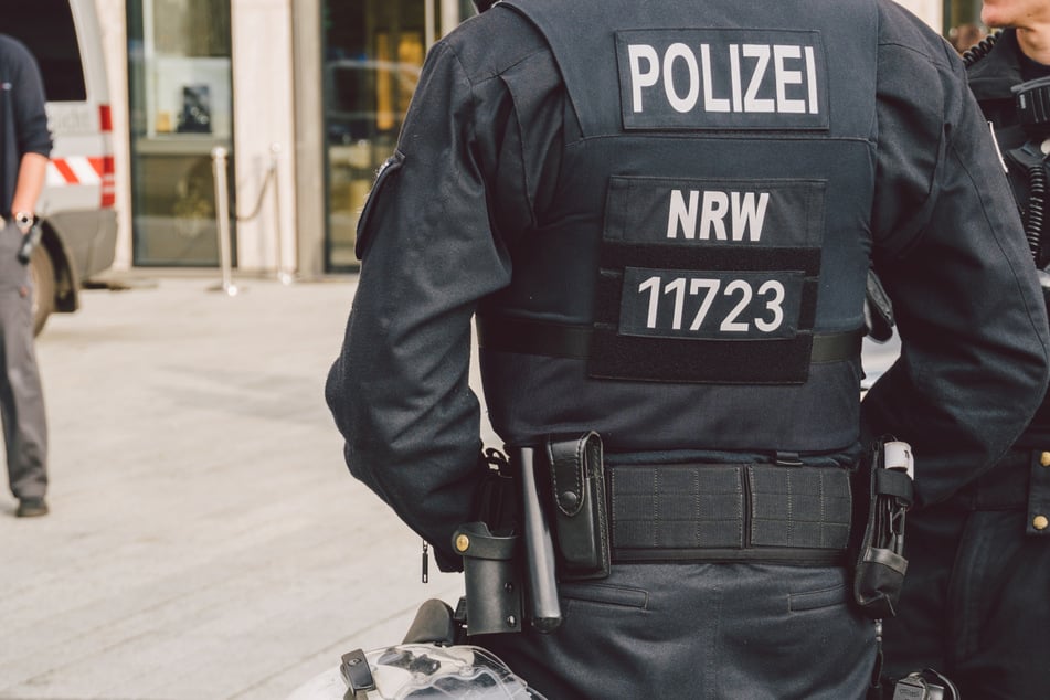 Die beiden Polizisten müssen sich unter anderem wegen gefährlicher Körperverletzung im Amt verantworten. (Symbolbild)