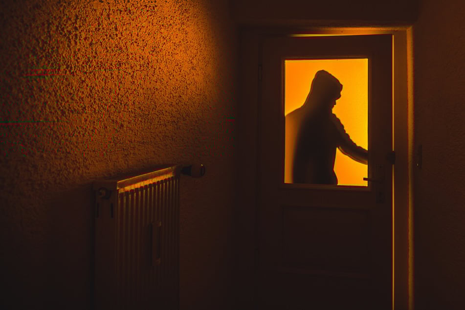 Versuchte Einbrüche passieren häufig in den Abendstunden, wenn die Täter auf möglichst wenig Aufmerksamkeit hoffen. (Symbolfoto)