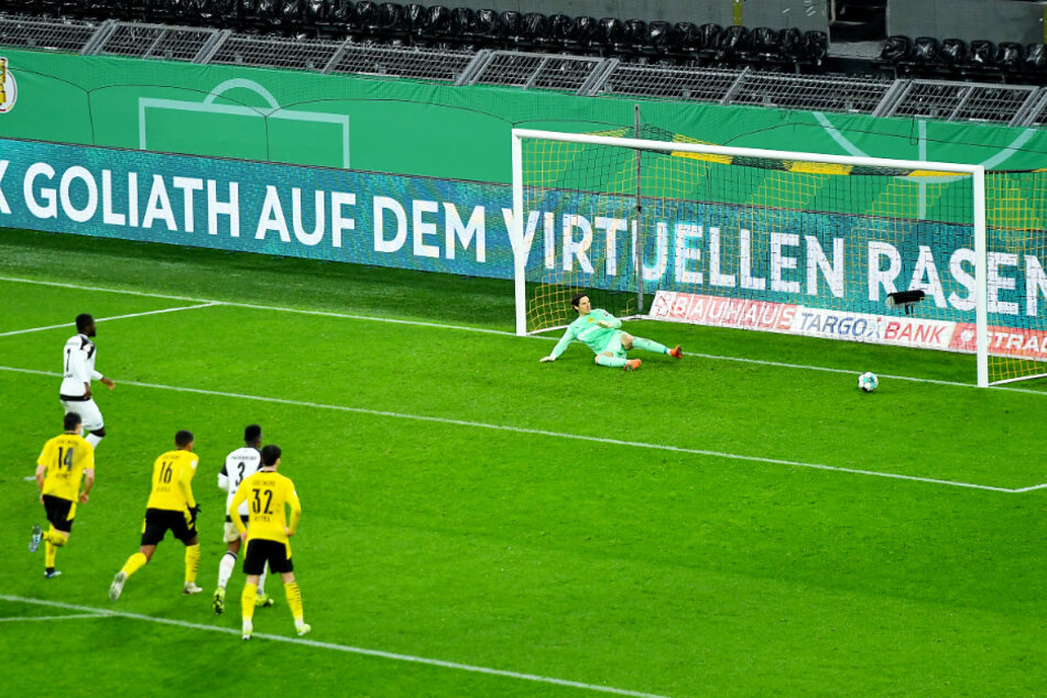 Der Ausgleich in allerletzter Sekunde! Prince Osei Owusu (2.v.l.) schießt per Elfmeter zum 2:2 für den SC Paderborn ein.