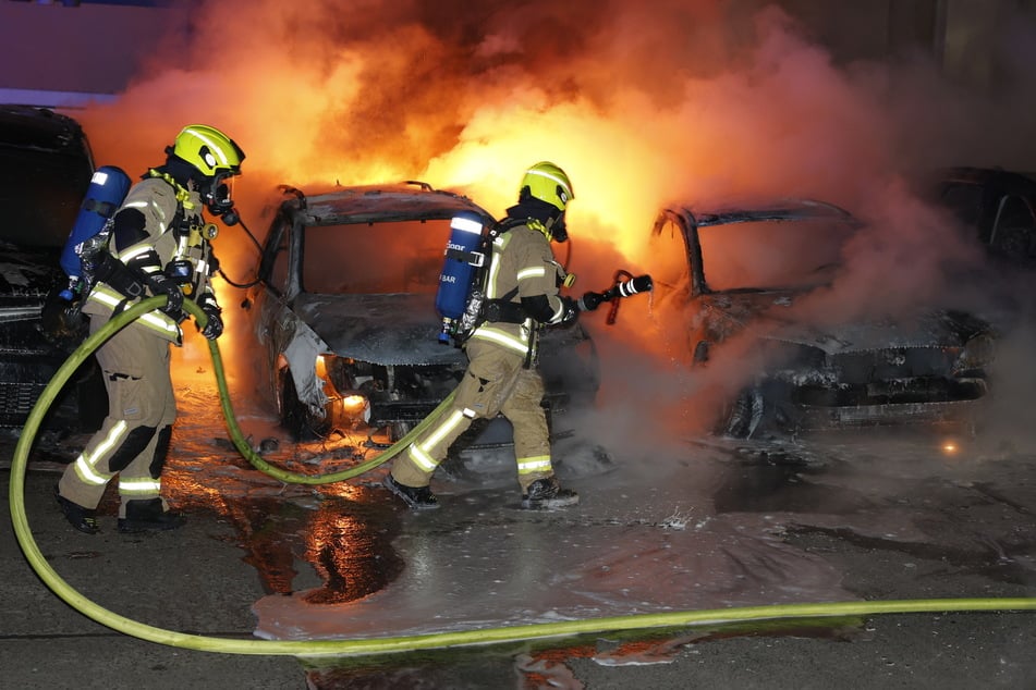 Die Feuerwehr löschte die Flammen, konnte das Ausbrennen zweiter Autos aber nicht verhindern.